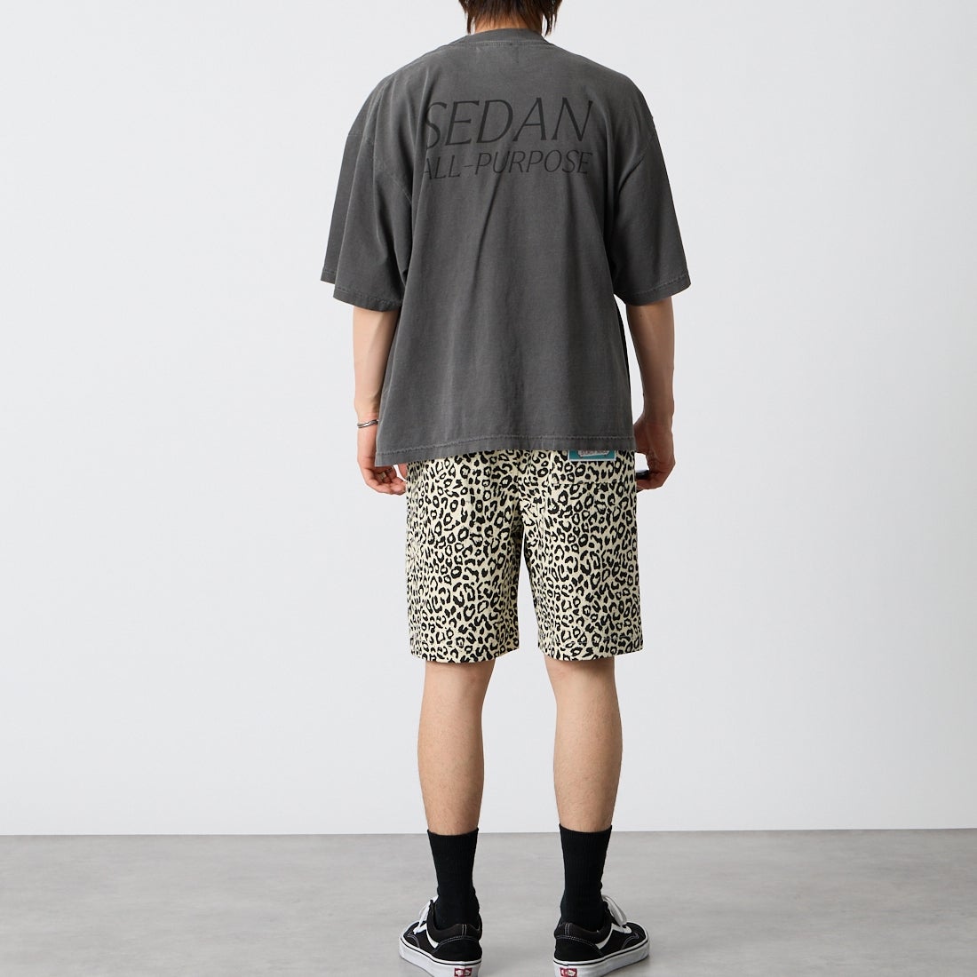 UNIVERSAL OVERALL [ユニバーサルオーバーオール] 別注 シェフショーツ [U2611657IN-JF] LEOPARD WH &&モデル身長：177cm 着用サイズ：M&&