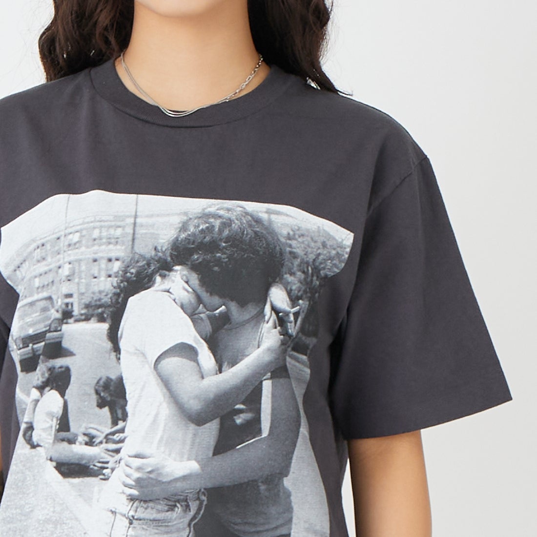 WALLA WALLA SPORT [ワラワラスポーツ] ショートスリーブ フォトプリント丸胴Tシャツ [PRINTABLE-TUBE-TEE] KISS &&モデル身長：162cm 着用サイズ：S&&A SPORT [ワラワラスポーツ] ショートスリーブ フォトプリント丸胴Tシャツ [PRINTABLE-TUBE-TEE] PRISCILLA