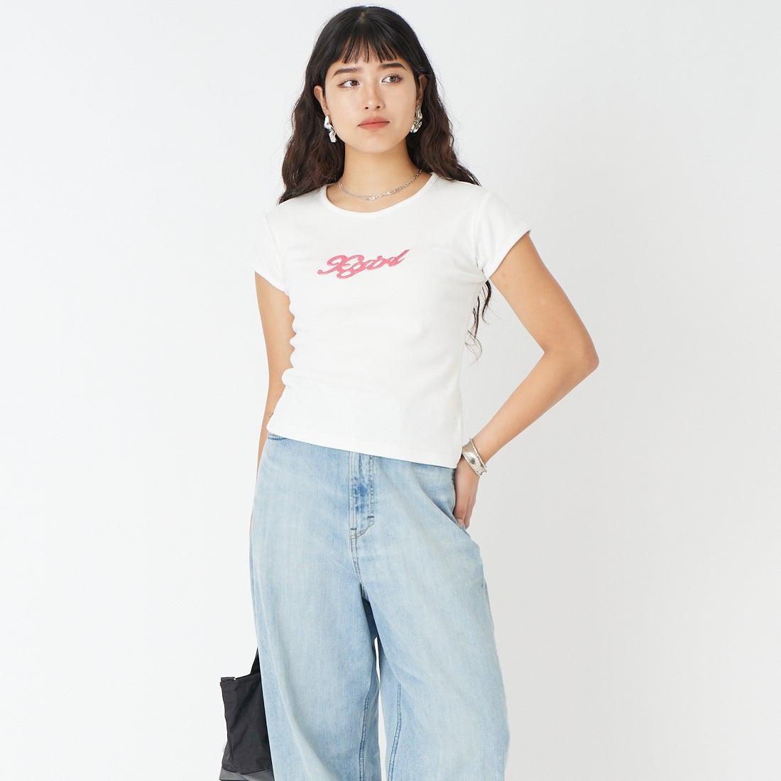 X-girl [エックスガール] ジェルロゴ ショートスリーブベビーTシャツ [105262011011] WHITE &&モデル身長：162cm 着用サイズ：M&&