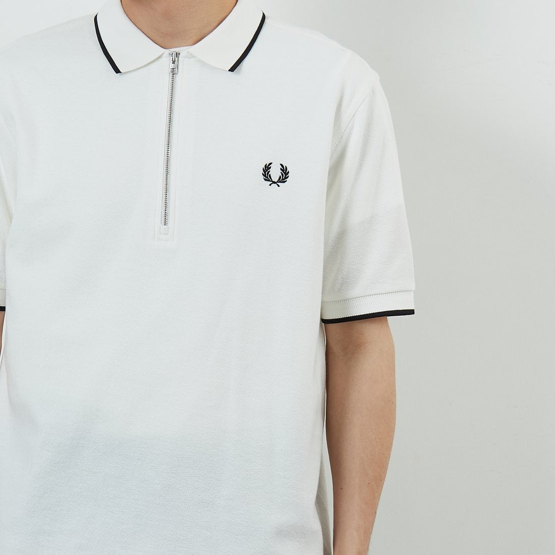 FRED PERRY [フレッドペリー] クレープピケポロシャツ [M2480] 129 SNOW W &&モデル身長：168cm 着用サイズ：M&&