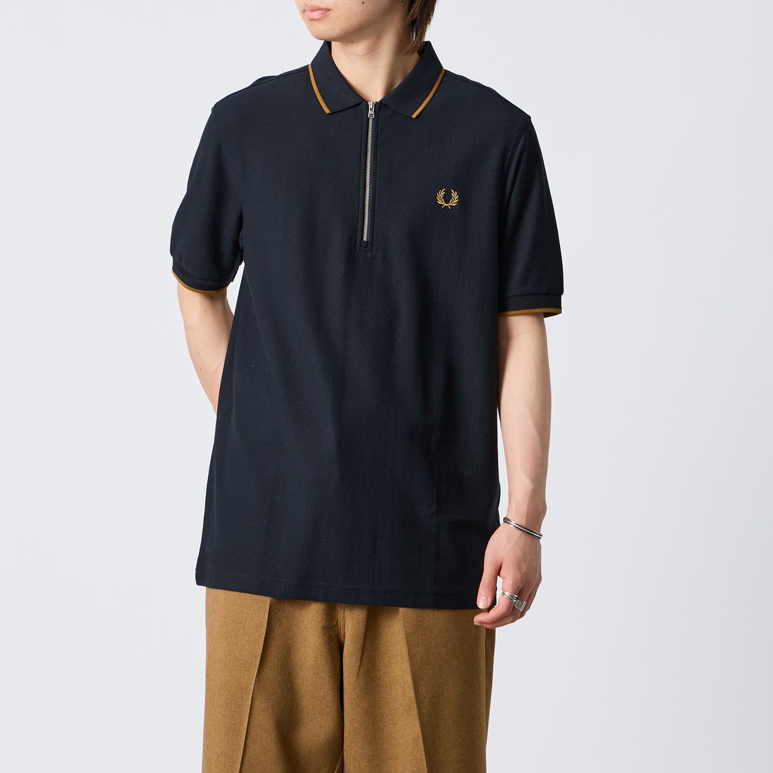 FRED PERRY [フレッドペリー] クレープピケポロシャツ [M2480] 102 BLACK &&モデル身長：177cm 着用サイズ：L&&