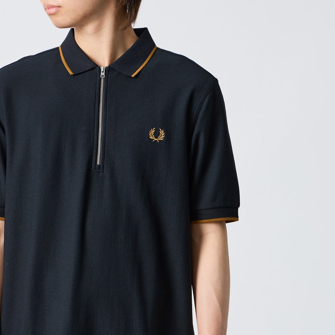 FRED PERRY [フレッドペリー] クレープピケポロシャツ [M2480] 102 BLACK &&モデル身長：177cm 着用サイズ：L&&