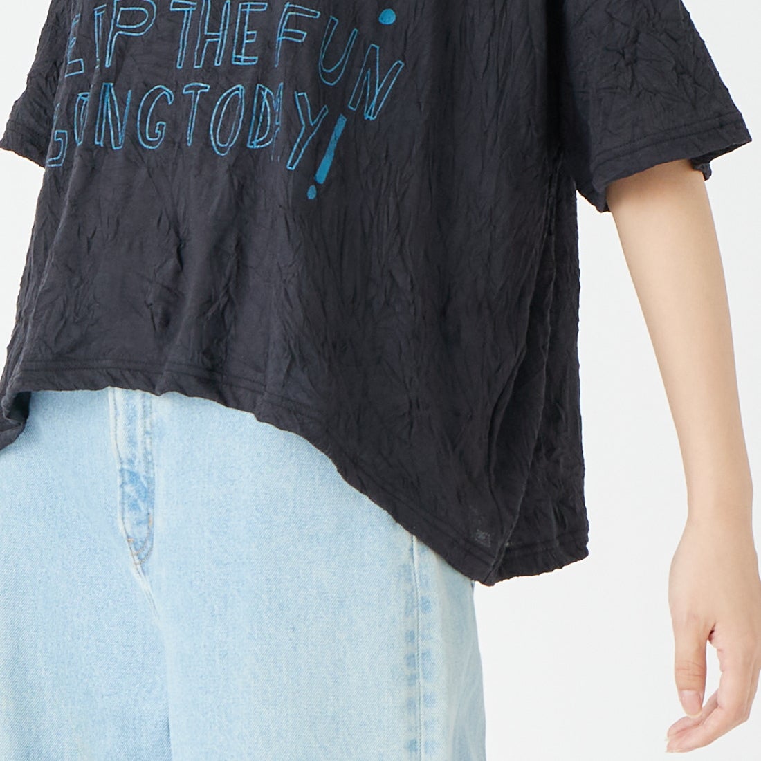 tumugu: [ツムグ] ワッシャーライトプリントTシャツ [TC26208] 99 BLACK &&モデル身長：162cm 着用サイズ：F&&