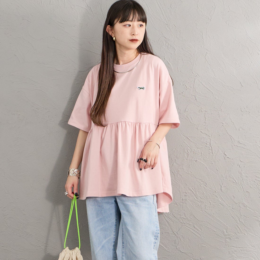 THE FOX [ザフォックス] 別注 ワンポイントロゴ ギャザー切替カットソー [JFL26SS-07-JF] PINK &&モデル身長：150cm 着用サイズ：F&&