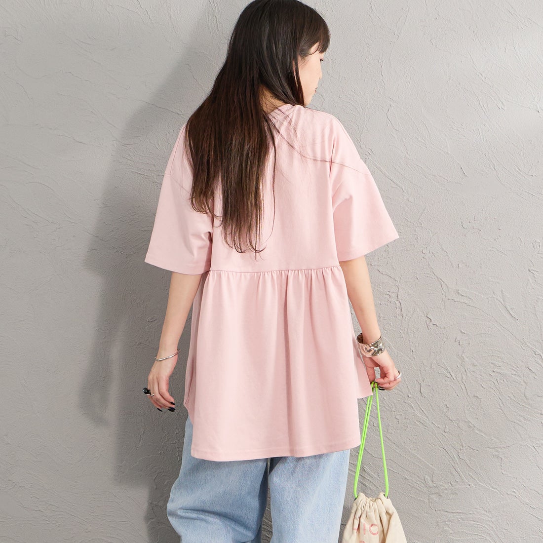 THE FOX [ザフォックス] 別注 ワンポイントロゴ ギャザー切替カットソー [JFL26SS-07-JF] PINK &&モデル身長：150cm 着用サイズ：F&&