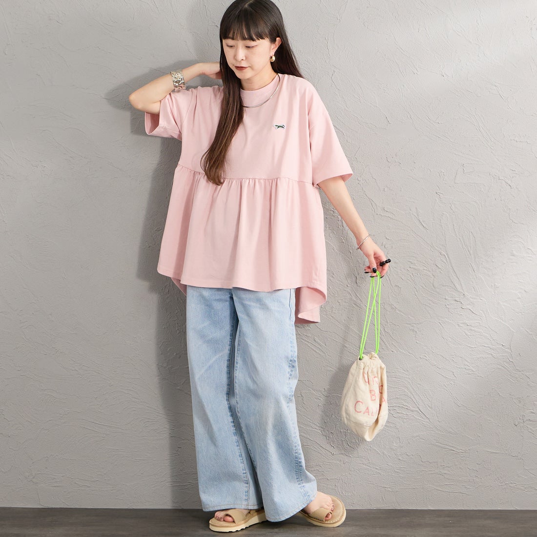 THE FOX [ザフォックス] 別注 ワンポイントロゴ ギャザー切替カットソー [JFL26SS-07-JF] PINK &&モデル身長：150cm 着用サイズ：F&&