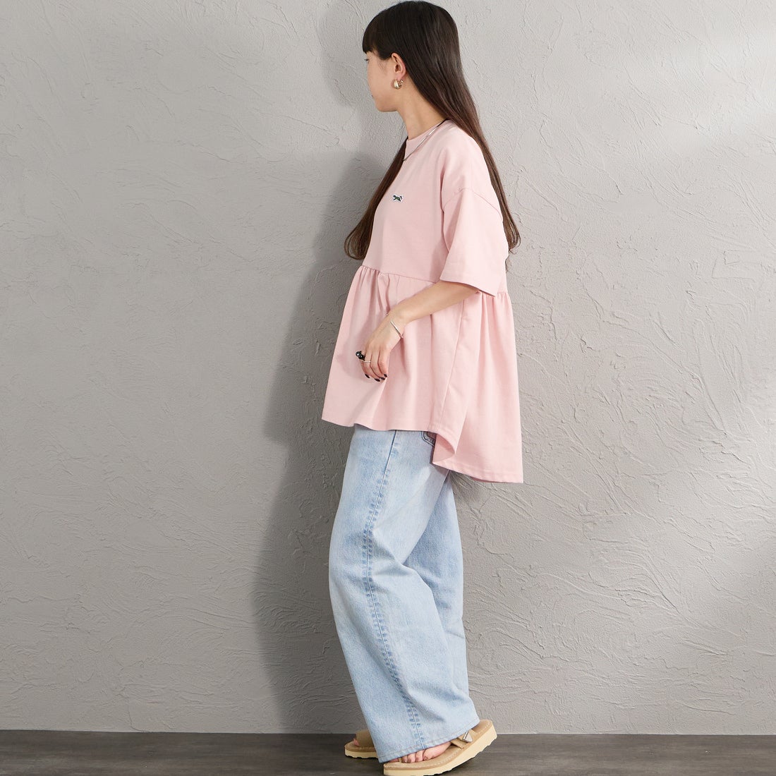 THE FOX [ザフォックス] 別注 ワンポイントロゴ ギャザー切替カットソー [JFL26SS-07-JF] PINK &&モデル身長：150cm 着用サイズ：F&&