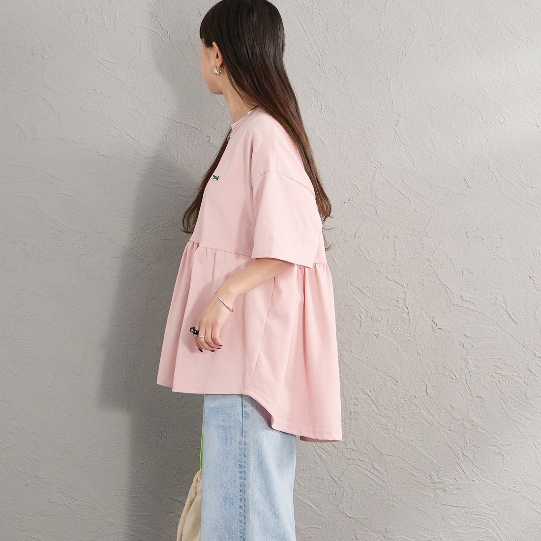 THE FOX [ザフォックス] 別注 ワンポイントロゴ ギャザー切替カットソー [JFL26SS-07-JF] PINK &&モデル身長：150cm 着用サイズ：F&&