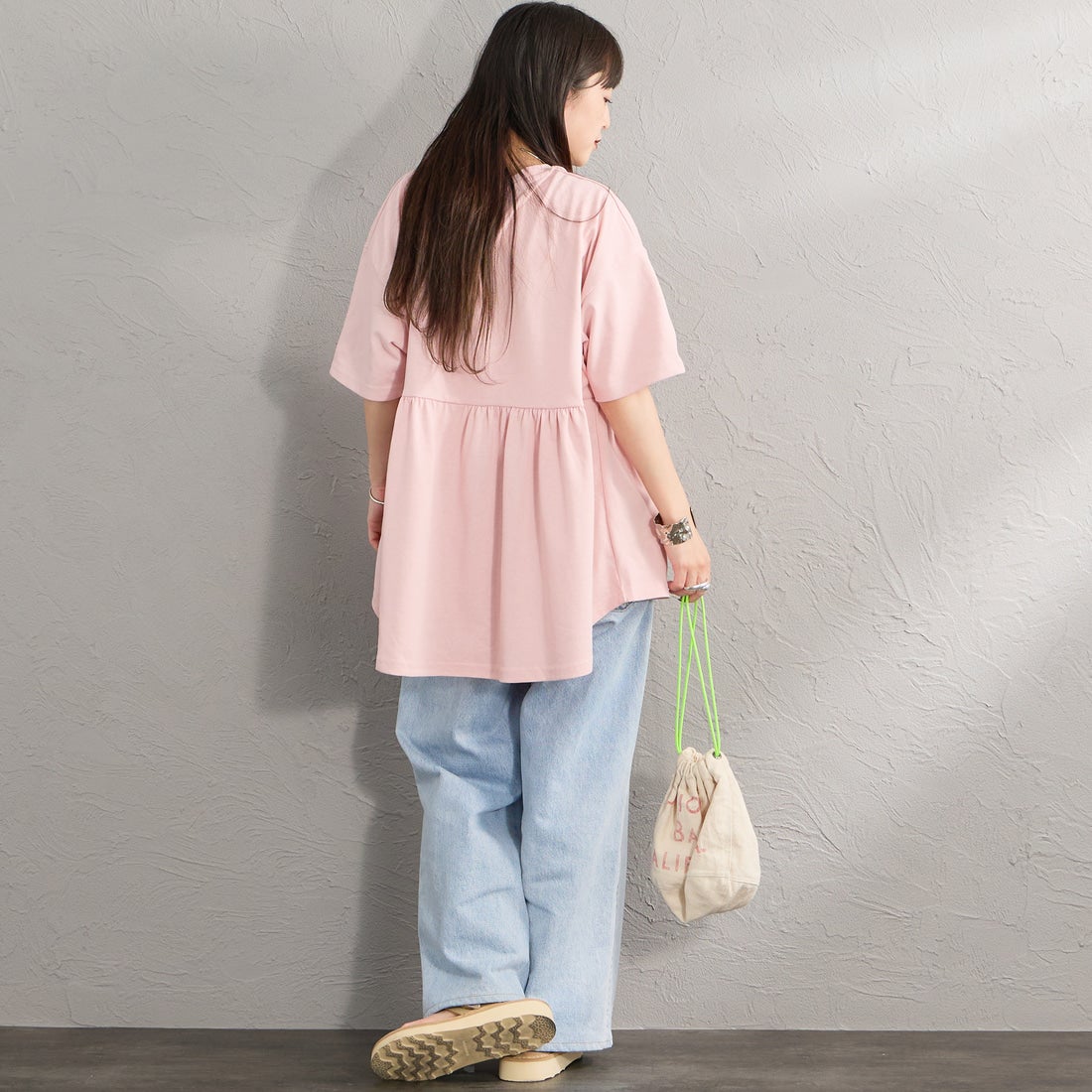 THE FOX [ザフォックス] 別注 ワンポイントロゴ ギャザー切替カットソー [JFL26SS-07-JF] PINK &&モデル身長：150cm 着用サイズ：F&&