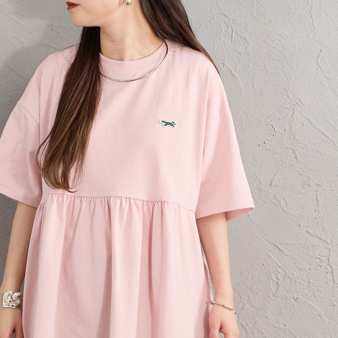 THE FOX [ザフォックス] 別注 ワンポイントロゴ ギャザー切替カットソー [JFL26SS-07-JF] PINK &&モデル身長：150cm 着用サイズ：F&&