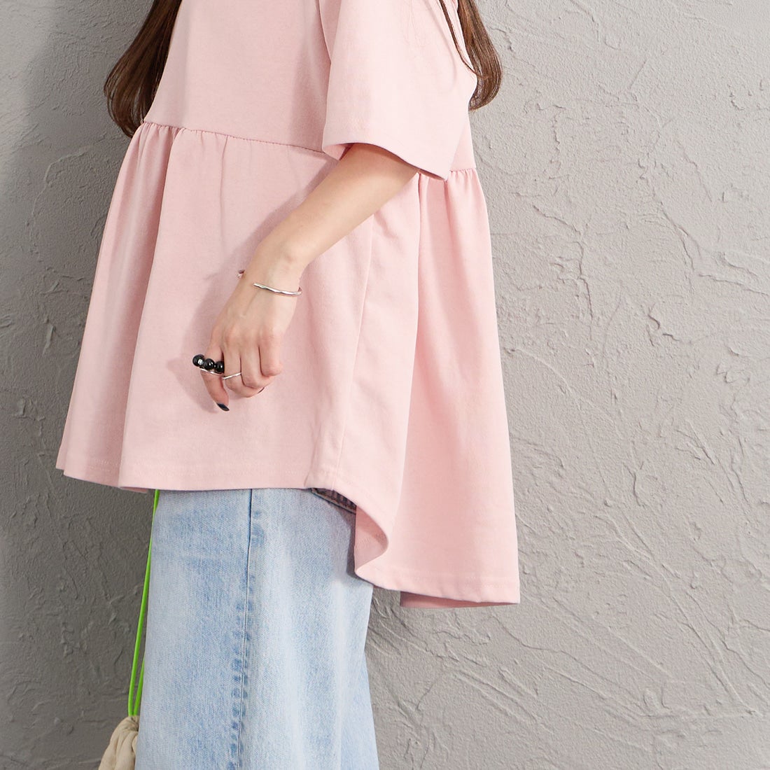 THE FOX [ザフォックス] 別注 ワンポイントロゴ ギャザー切替カットソー [JFL26SS-07-JF] PINK &&モデル身長：150cm 着用サイズ：F&&