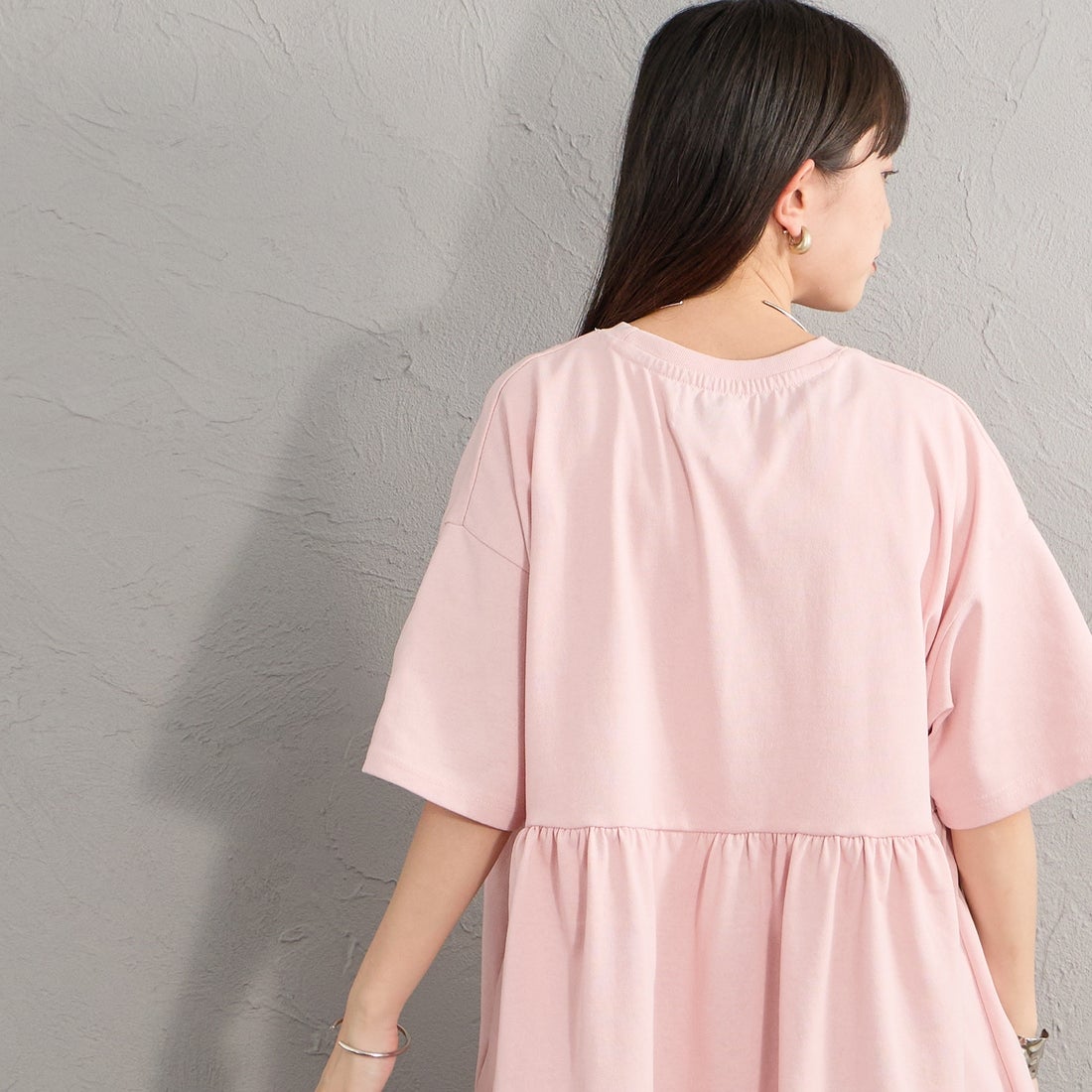 THE FOX [ザフォックス] 別注 ワンポイントロゴ ギャザー切替カットソー [JFL26SS-07-JF] PINK &&モデル身長：150cm 着用サイズ：F&&