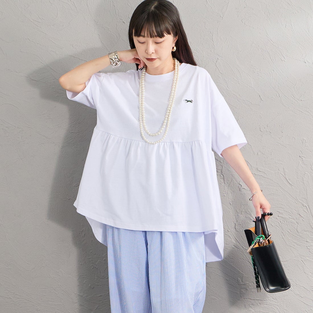 THE FOX [ザフォックス] 別注 ワンポイントロゴ ギャザー切替カットソー [JFL26SS-07-JF] WHITE &&モデル身長：150cm 着用サイズ：F&&