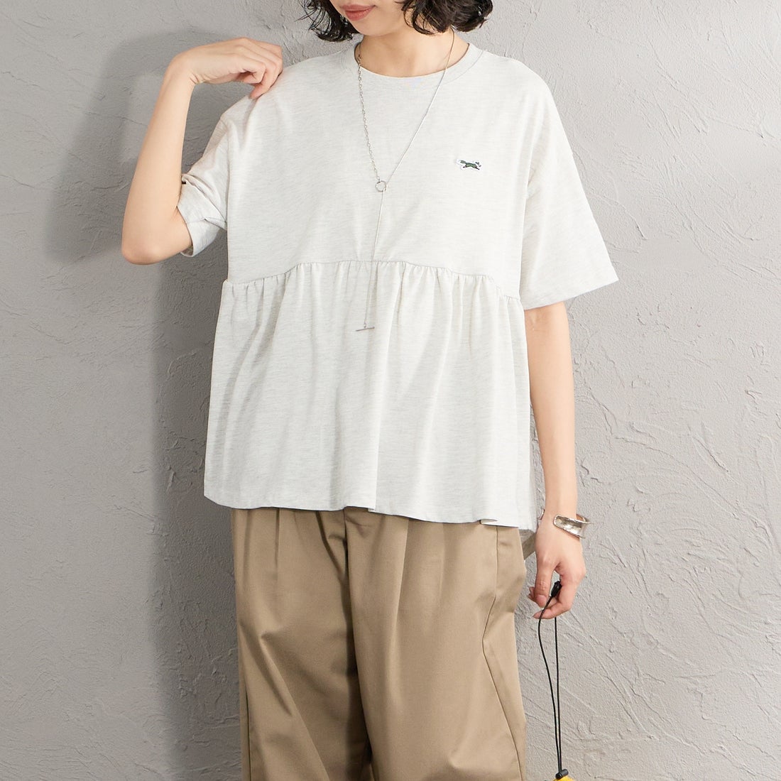 THE FOX [ザフォックス] 別注 ワンポイントロゴ ギャザー切替カットソー [JFL26SS-07-JF] ASH &&モデル身長：162cm 着用サイズ：F&&