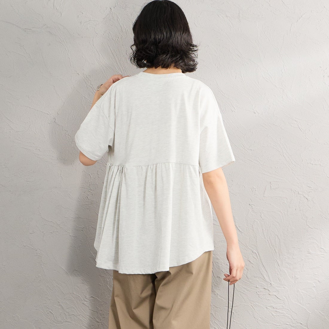 THE FOX [ザフォックス] 別注 ワンポイントロゴ ギャザー切替カットソー [JFL26SS-07-JF] ASH &&モデル身長：162cm 着用サイズ：F&&