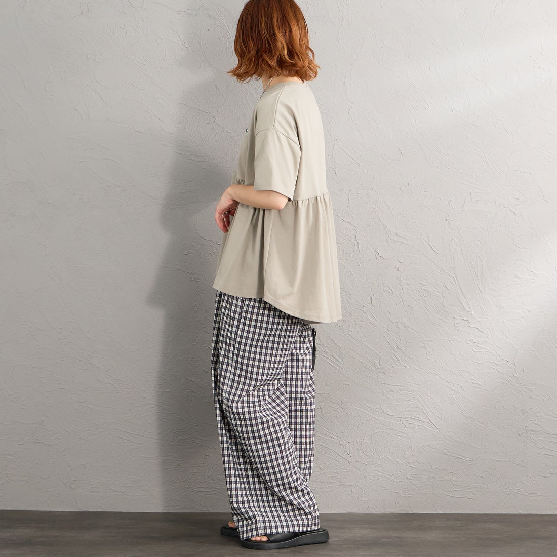 THE FOX [ザフォックス] 別注 ワンポイントロゴ ギャザー切替カットソー [JFL26SS-07-JF] GREIGE &&モデル身長：158cm 着用サイズ：F&&