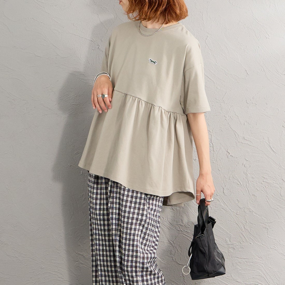 THE FOX [ザフォックス] 別注 ワンポイントロゴ ギャザー切替カットソー [JFL26SS-07-JF] GREIGE &&モデル身長：158cm 着用サイズ：F&&