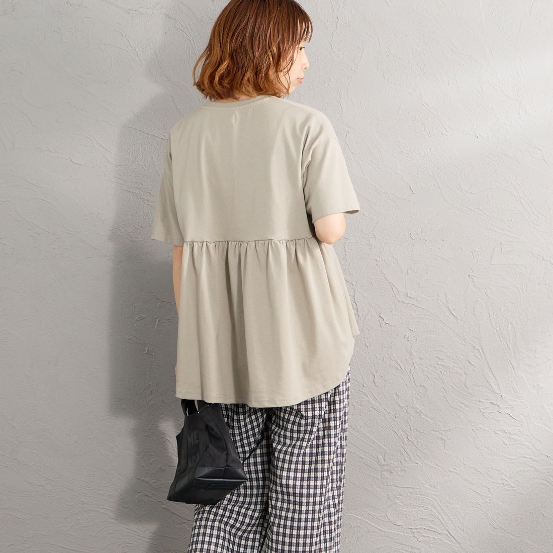 THE FOX [ザフォックス] 別注 ワンポイントロゴ ギャザー切替カットソー [JFL26SS-07-JF] GREIGE &&モデル身長：158cm 着用サイズ：F&&