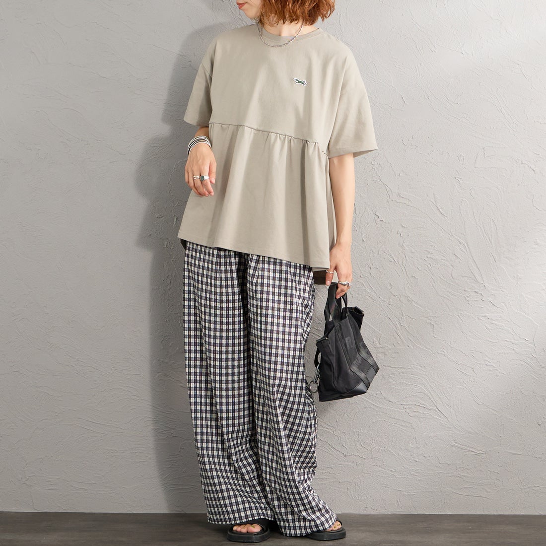THE FOX [ザフォックス] 別注 ワンポイントロゴ ギャザー切替カットソー [JFL26SS-07-JF] GREIGE &&モデル身長：158cm 着用サイズ：F&&