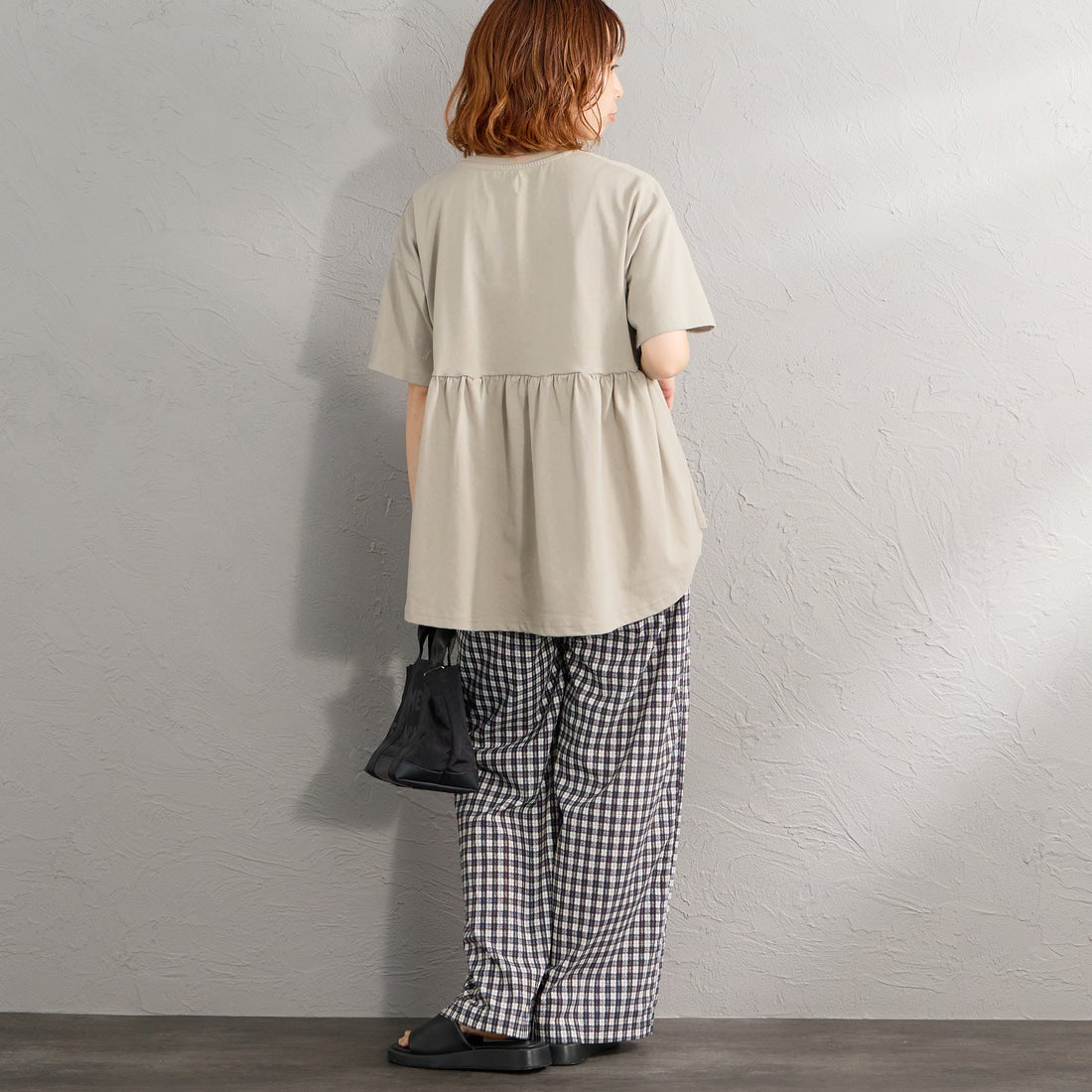 THE FOX [ザフォックス] 別注 ワンポイントロゴ ギャザー切替カットソー [JFL26SS-07-JF] GREIGE &&モデル身長：158cm 着用サイズ：F&&