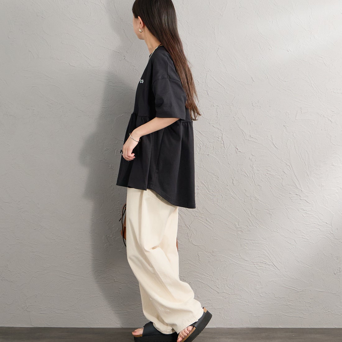 THE FOX [ザフォックス] 別注 ワンポイントロゴ ギャザー切替カットソー [JFL26SS-07-JF] BLACK &&モデル身長：150cm 着用サイズ：F&&