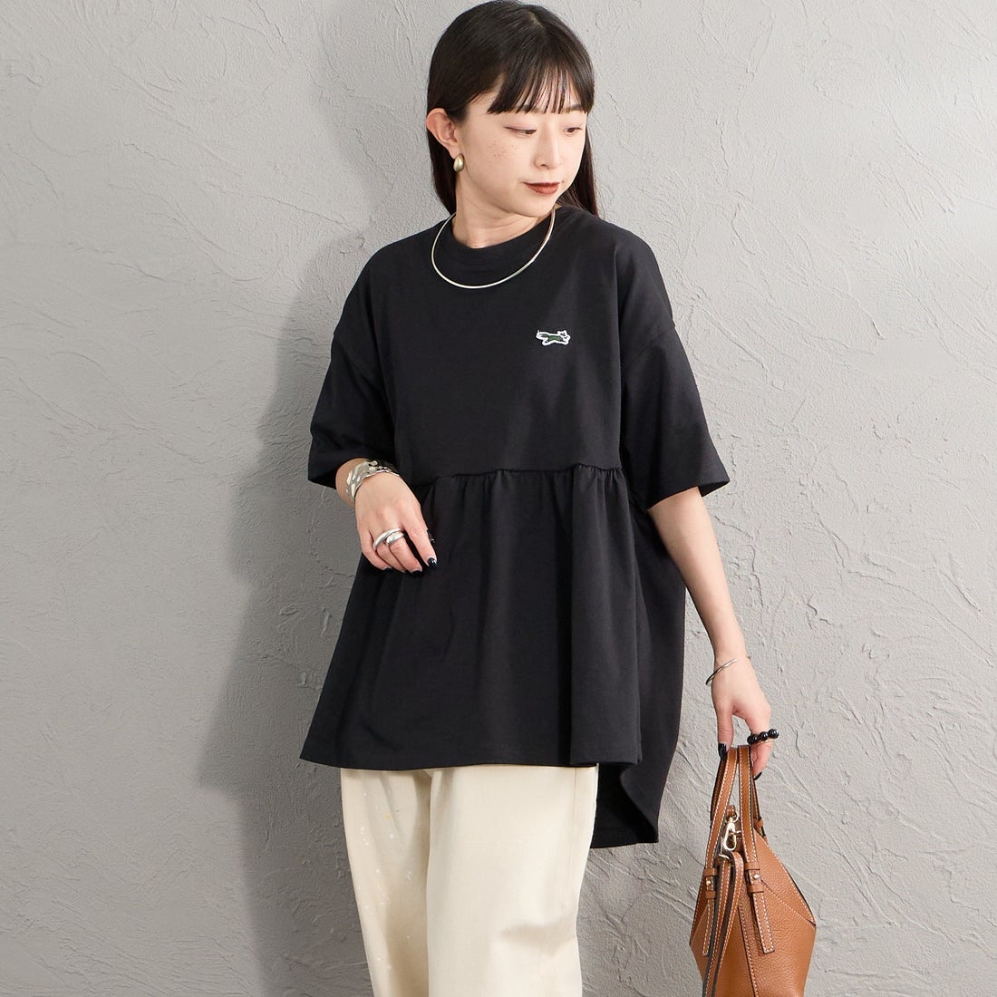 THE FOX [ザフォックス] 別注 ワンポイントロゴ ギャザー切替カットソー [JFL26SS-07-JF] BLACK &&モデル身長：150cm 着用サイズ：F&&