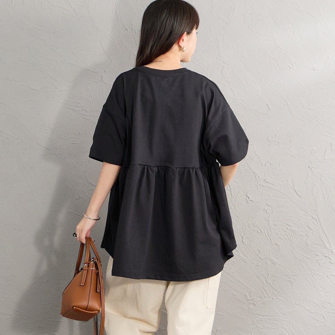THE FOX [ザフォックス] 別注 ワンポイントロゴ ギャザー切替カットソー [JFL26SS-07-JF] BLACK &&モデル身長：150cm 着用サイズ：F&&