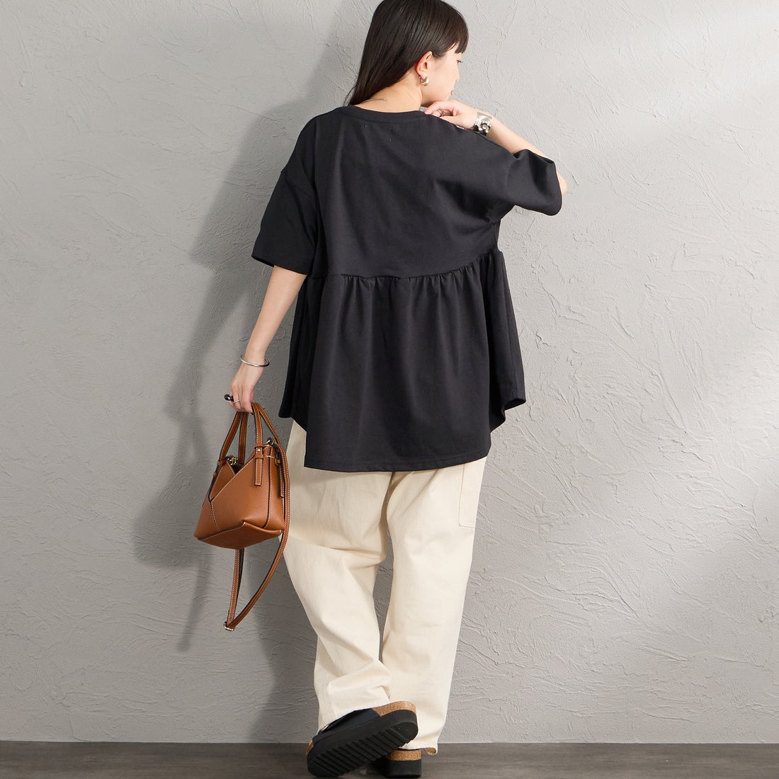 THE FOX [ザフォックス] 別注 ワンポイントロゴ ギャザー切替カットソー [JFL26SS-07-JF] BLACK &&モデル身長：150cm 着用サイズ：F&&