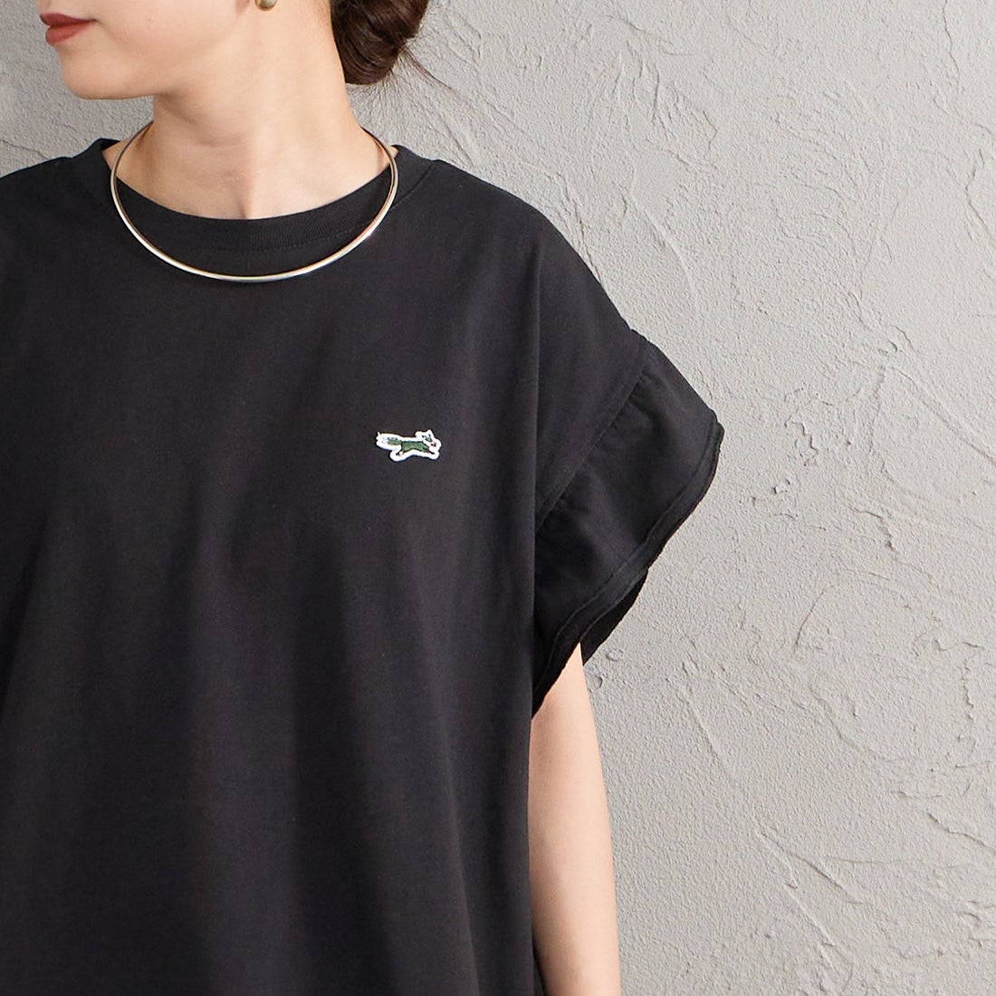 THE FOX [ザフォックス] 別注 ワンポイントロゴ 袖フリルカットソー [JFL26SS-08-JF] BLACK &&モデル身長：150cm 着用サイズ：F&&