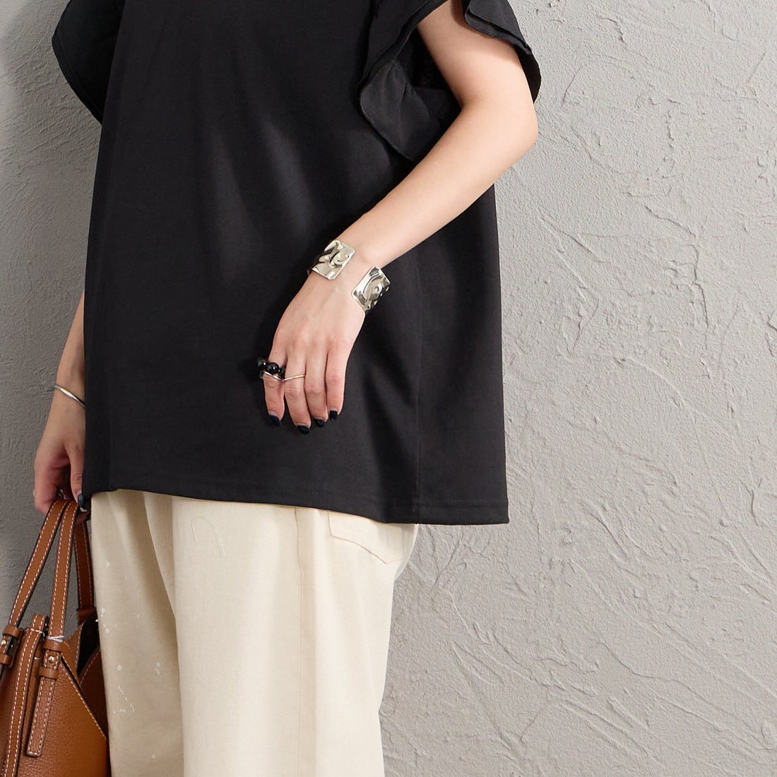 THE FOX [ザフォックス] 別注 ワンポイントロゴ 袖フリルカットソー [JFL26SS-08-JF] BLACK &&モデル身長：150cm 着用サイズ：F&&