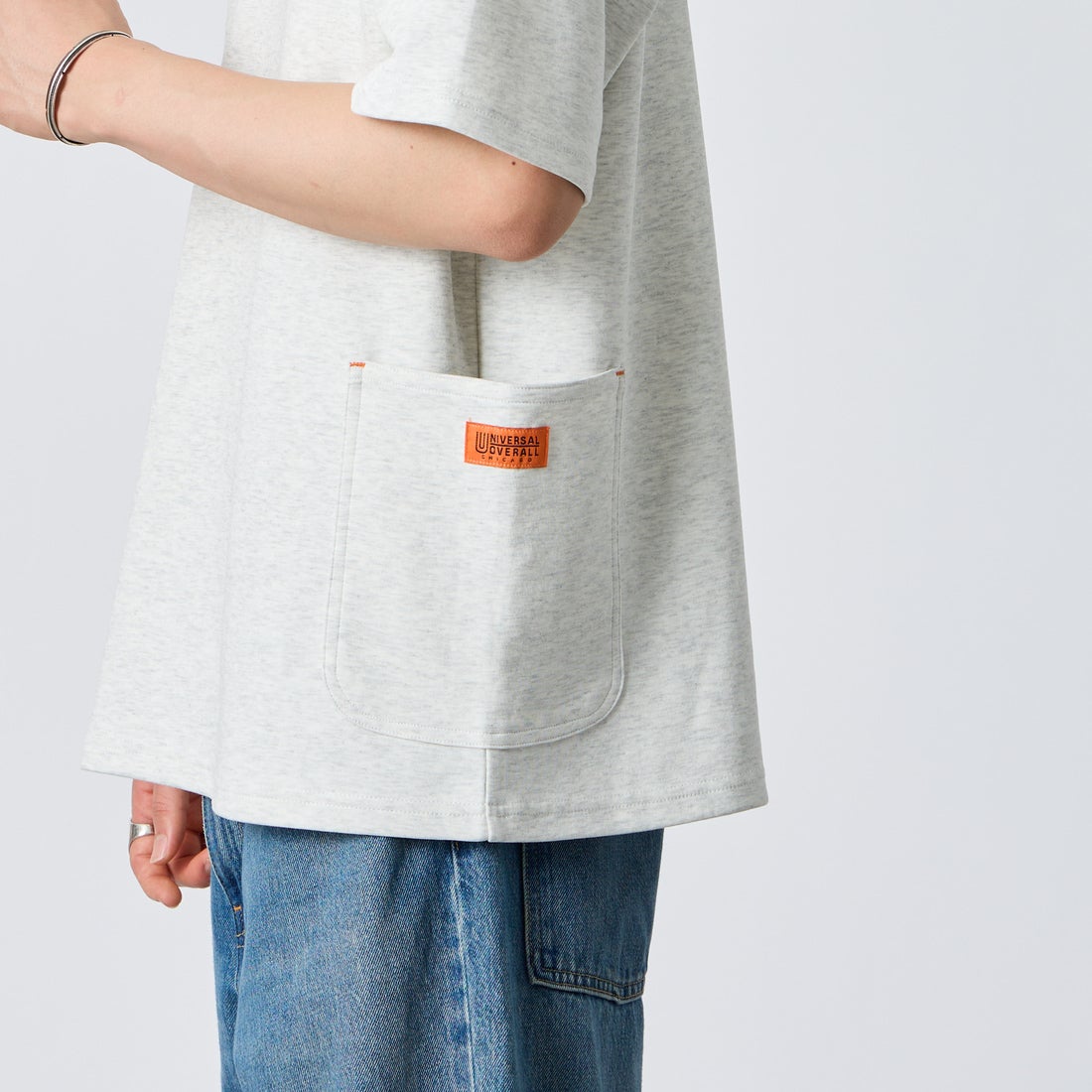UNIVERSAL OVERALL [ユニバーサルオーバーオール] 別注 ポンチカバーオールTシャツ [U2611279IN-JF] ASH &&モデル身長：177cm 着用サイズ：M&&