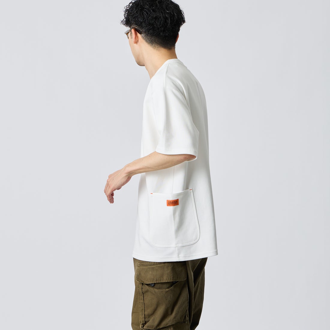 UNIVERSAL OVERALL [ユニバーサルオーバーオール] 別注 ポンチカバーオールTシャツ [U2611279IN-JF] OFF WHITE &&モデル身長：168cm 着用サイズ：L&&
