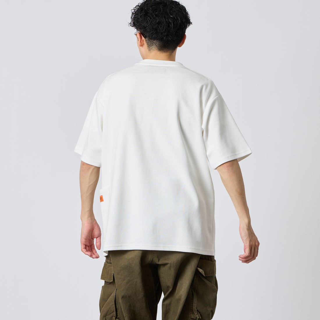 UNIVERSAL OVERALL [ユニバーサルオーバーオール] 別注 ポンチカバーオールTシャツ [U2611279IN-JF] OFF WHITE &&モデル身長：168cm 着用サイズ：L&&
