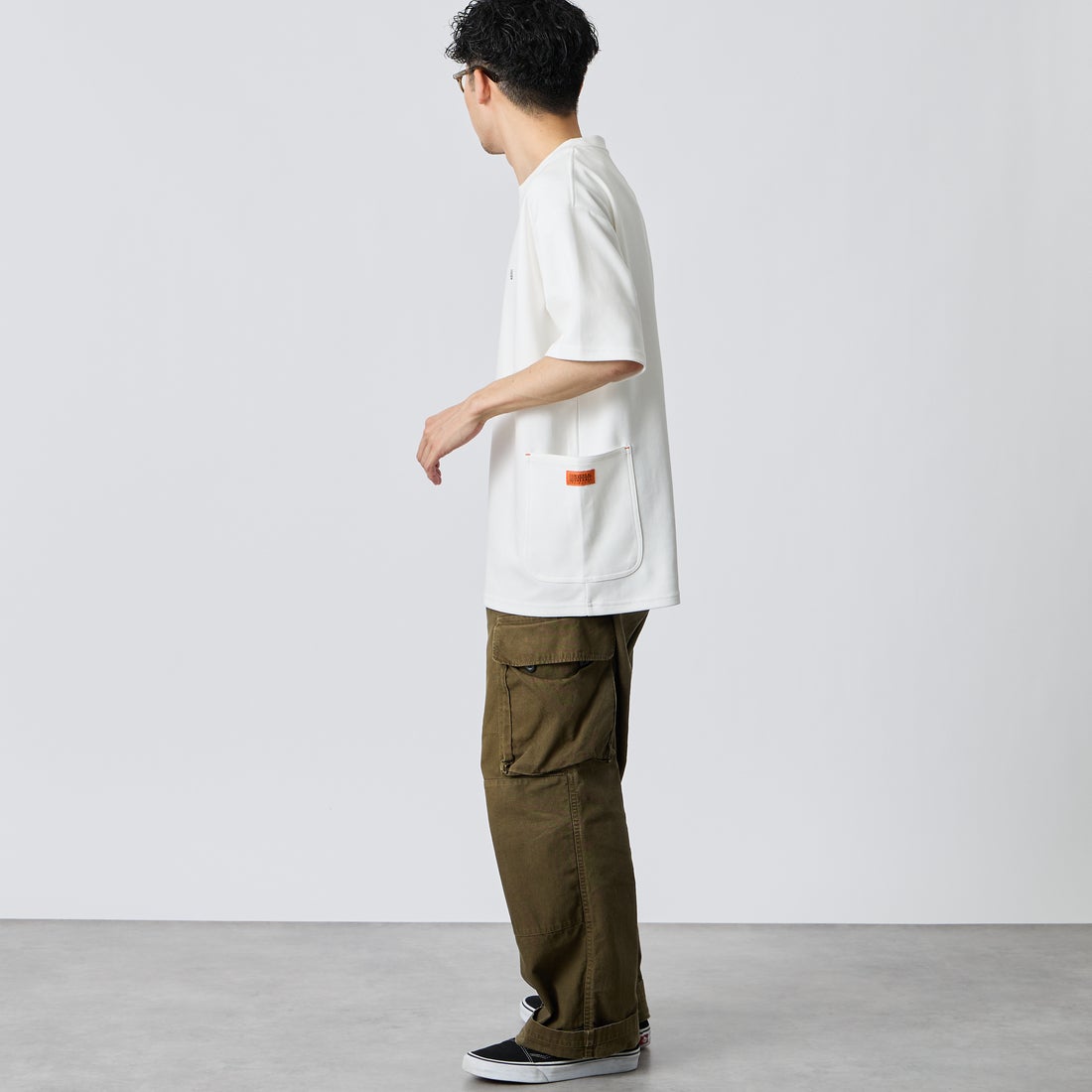 UNIVERSAL OVERALL [ユニバーサルオーバーオール] 別注 ポンチカバーオールTシャツ [U2611279IN-JF] OFF WHITE &&モデル身長：168cm 着用サイズ：L&&