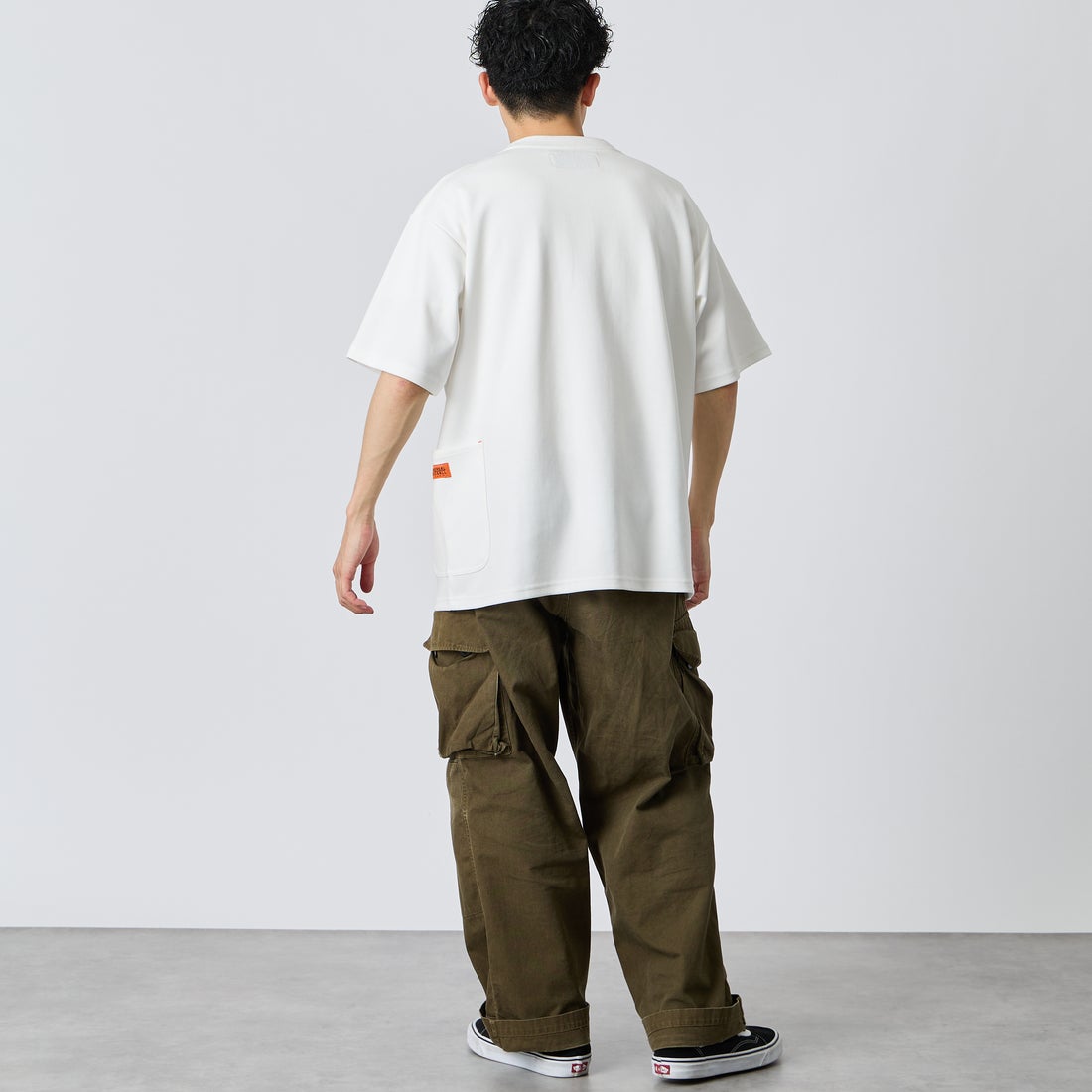 UNIVERSAL OVERALL [ユニバーサルオーバーオール] 別注 ポンチカバーオールTシャツ [U2611279IN-JF] OFF WHITE &&モデル身長：168cm 着用サイズ：L&&