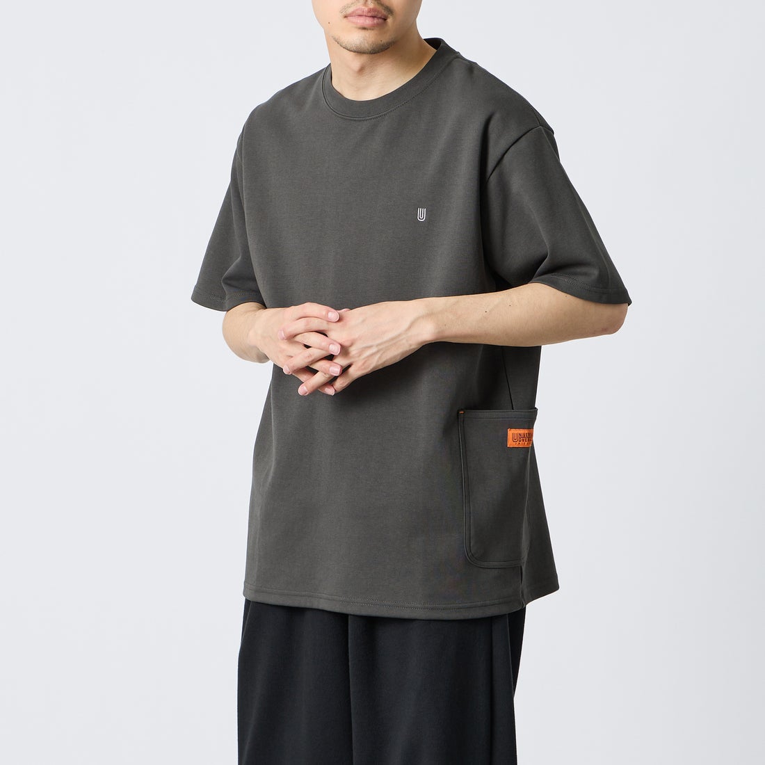 UNIVERSAL OVERALL [ユニバーサルオーバーオール] 別注 ポンチカバーオールTシャツ [U2611279IN-JF] CHARCOAL &&モデル身長：168cm 着用サイズ：M&&