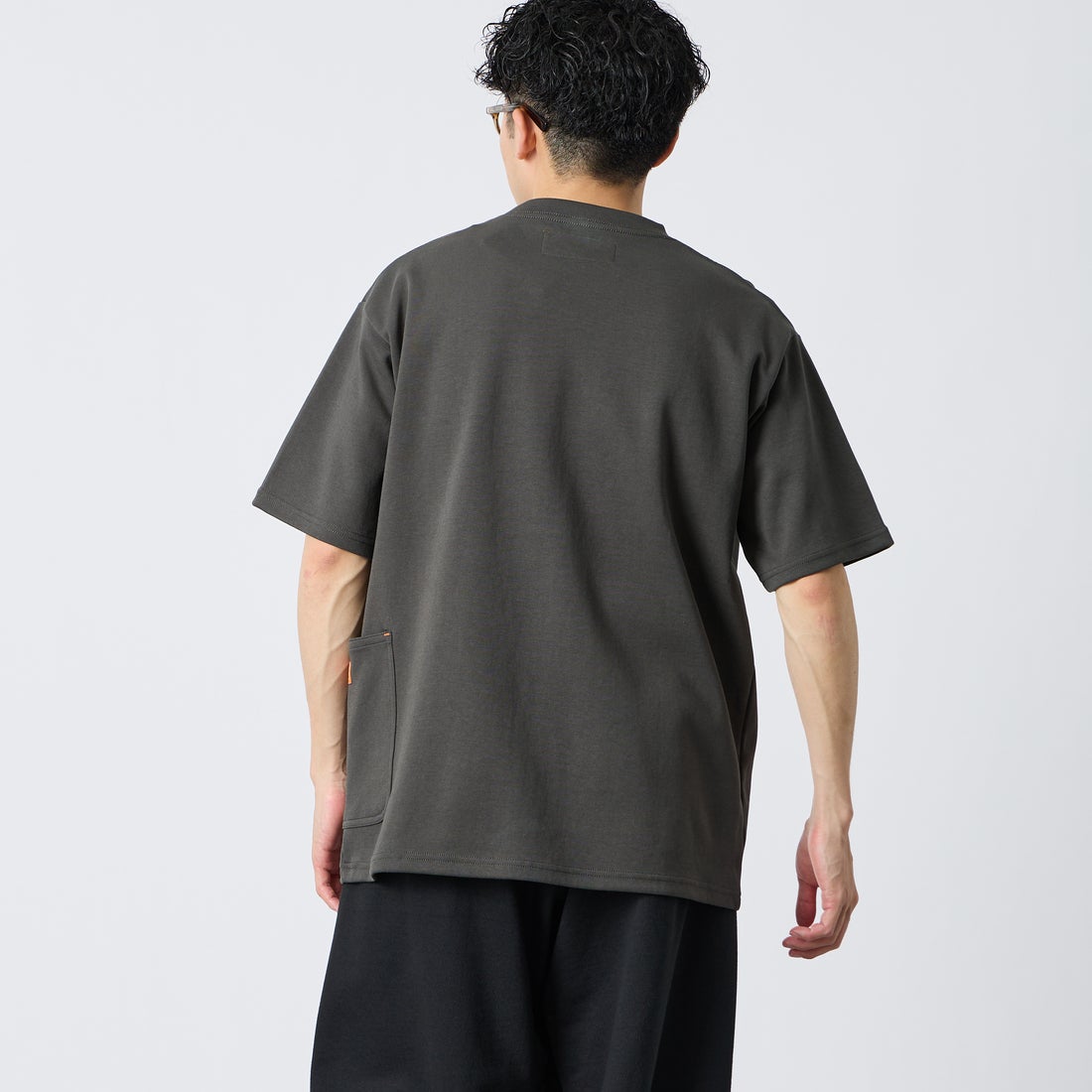 UNIVERSAL OVERALL [ユニバーサルオーバーオール] 別注 ポンチカバーオールTシャツ [U2611279IN-JF] CHARCOAL &&モデル身長：168cm 着用サイズ：M&&