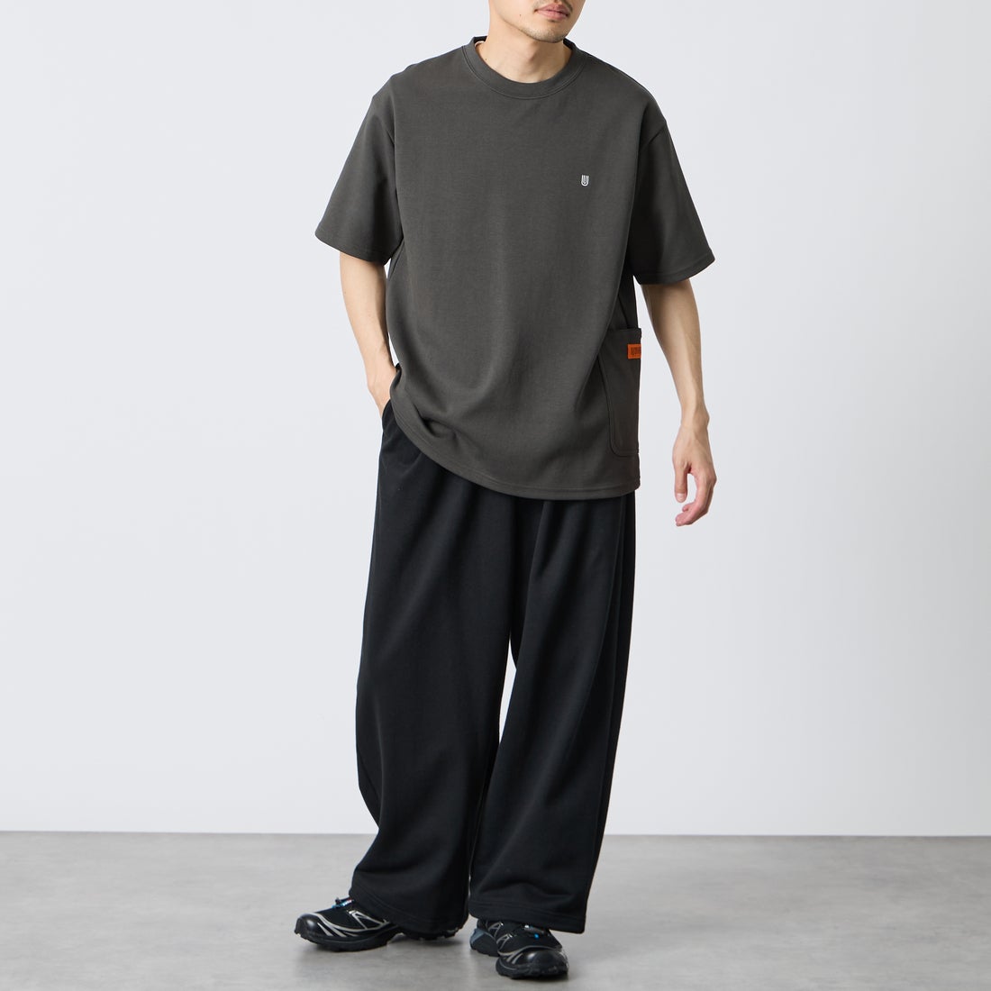 UNIVERSAL OVERALL [ユニバーサルオーバーオール] 別注 ポンチカバーオールTシャツ [U2611279IN-JF] CHARCOAL &&モデル身長：168cm 着用サイズ：M&&