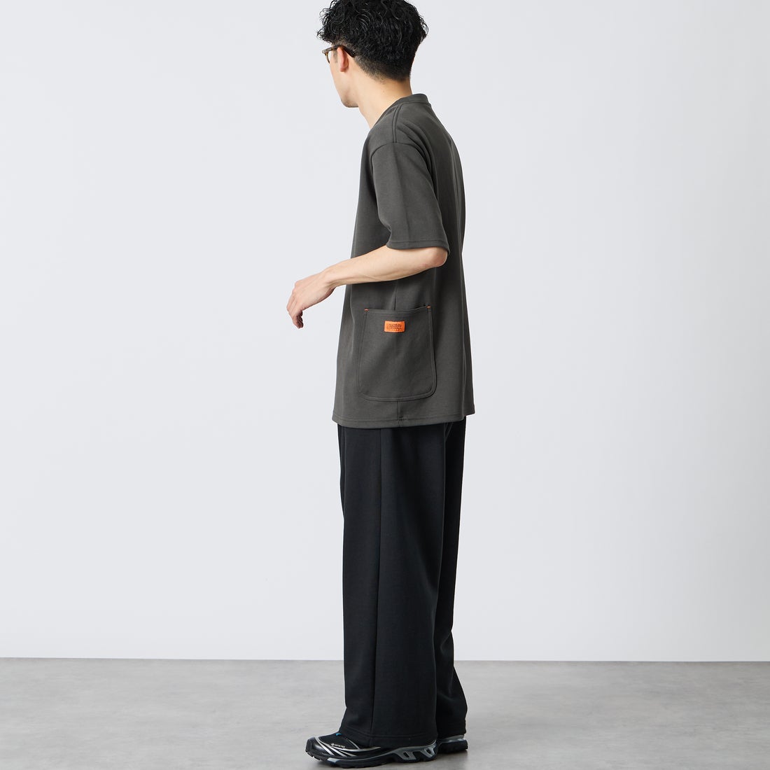 UNIVERSAL OVERALL [ユニバーサルオーバーオール] 別注 ポンチカバーオールTシャツ [U2611279IN-JF] CHARCOAL &&モデル身長：168cm 着用サイズ：M&&