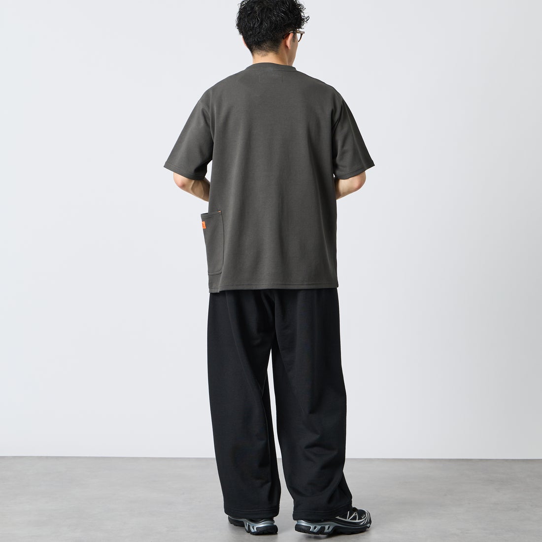 UNIVERSAL OVERALL [ユニバーサルオーバーオール] 別注 ポンチカバーオールTシャツ [U2611279IN-JF] CHARCOAL &&モデル身長：168cm 着用サイズ：M&&