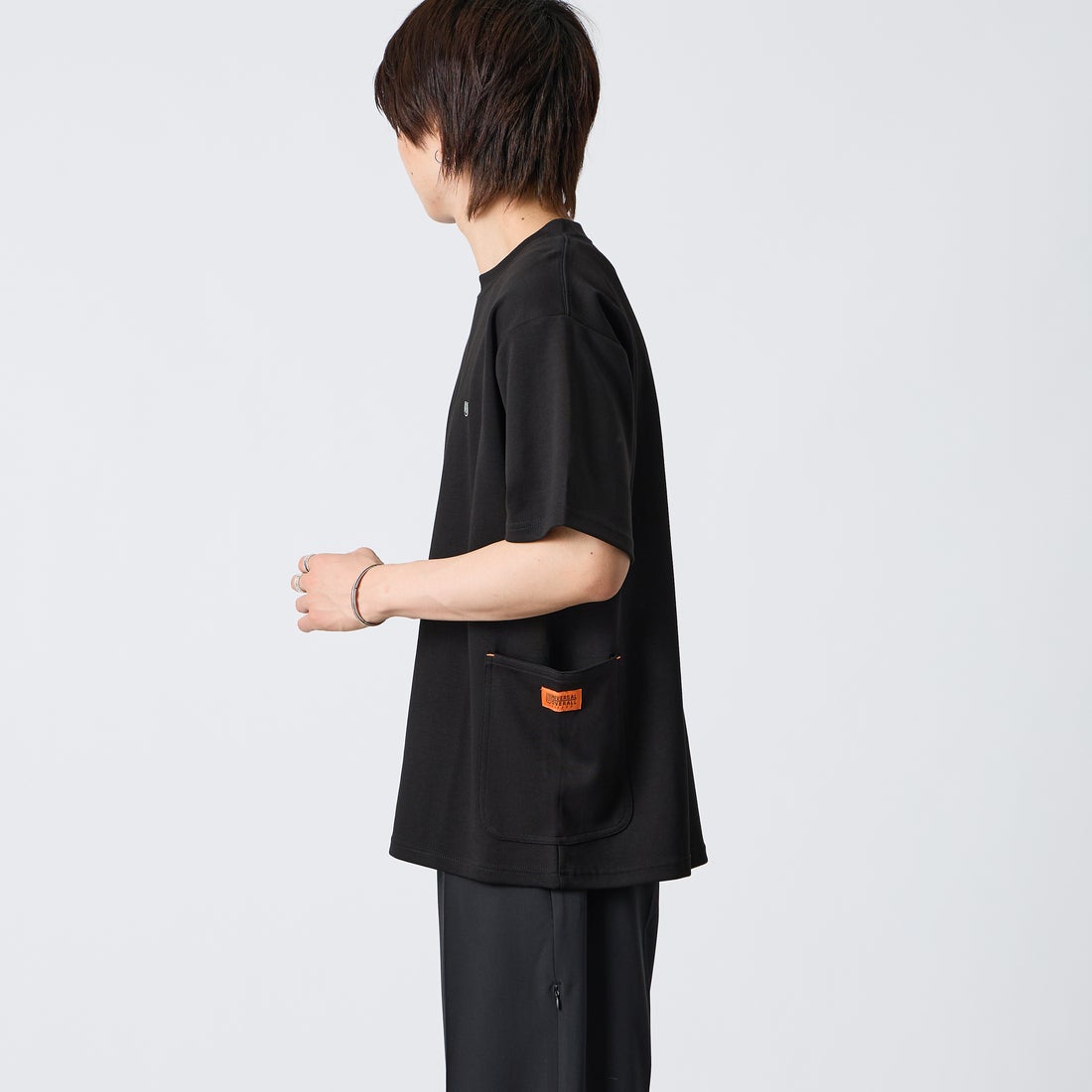 UNIVERSAL OVERALL [ユニバーサルオーバーオール] 別注 ポンチカバーオールTシャツ [U2611279IN-JF] BLACK &&モデル身長：177cm 着用サイズ：L&&