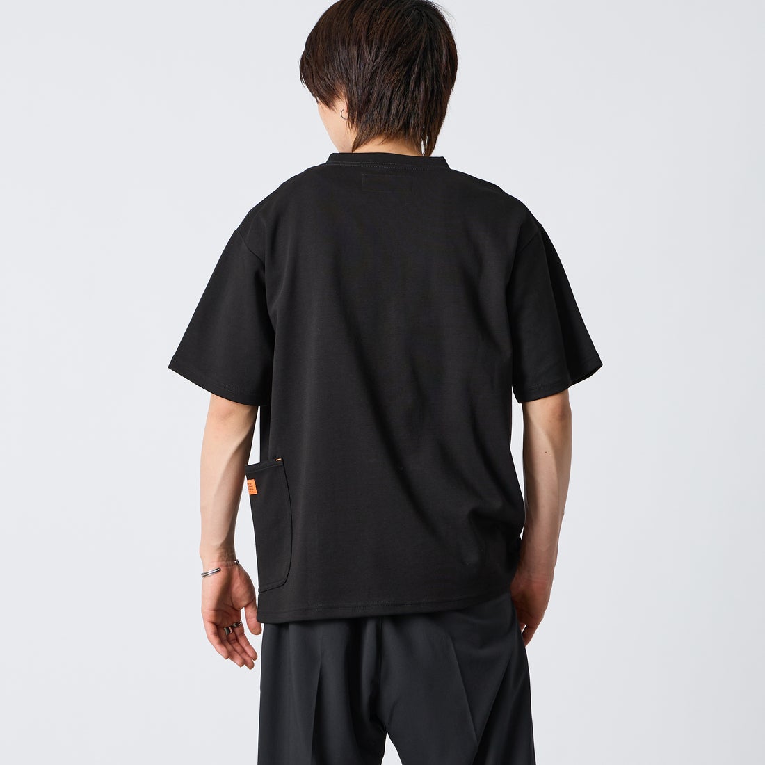 UNIVERSAL OVERALL [ユニバーサルオーバーオール] 別注 ポンチカバーオールTシャツ [U2611279IN-JF] BLACK &&モデル身長：177cm 着用サイズ：L&&