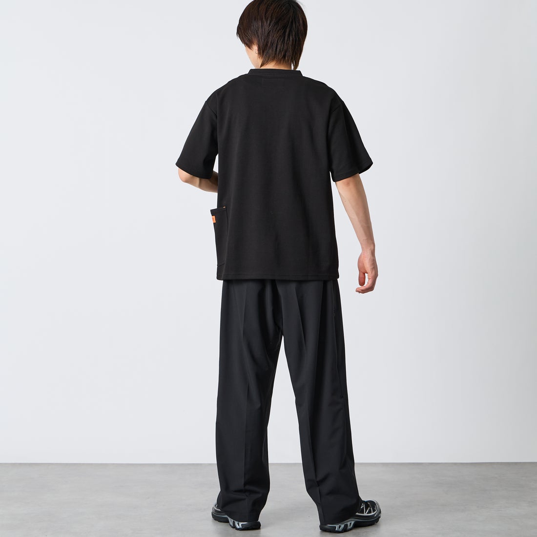 UNIVERSAL OVERALL [ユニバーサルオーバーオール] 別注 ポンチカバーオールTシャツ [U2611279IN-JF] BLACK &&モデル身長：177cm 着用サイズ：L&&