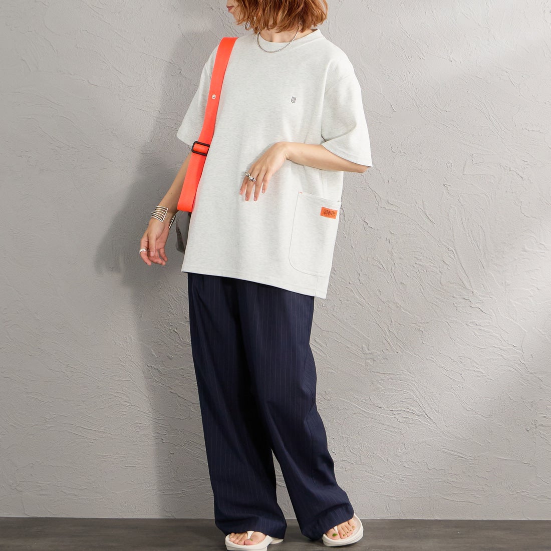 UNIVERSAL OVERALL [ユニバーサルオーバーオール] 別注 ポンチカバーオールTシャツ [U2611279IN-JF] ASH &&モデル身長：158cm 着用サイズ：S&&