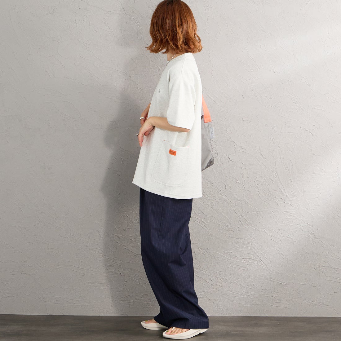 UNIVERSAL OVERALL [ユニバーサルオーバーオール] 別注 ポンチカバーオールTシャツ [U2611279IN-JF] ASH &&モデル身長：158cm 着用サイズ：S&&