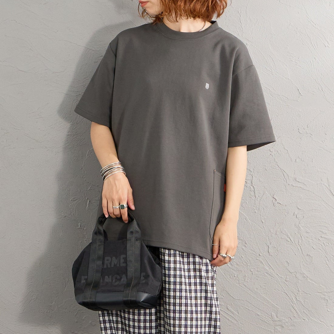 UNIVERSAL OVERALL [ユニバーサルオーバーオール] 別注 ポンチカバーオールTシャツ [U2611279IN-JF] CHARCOAL &&モデル身長：158cm 着用サイズ：S&&