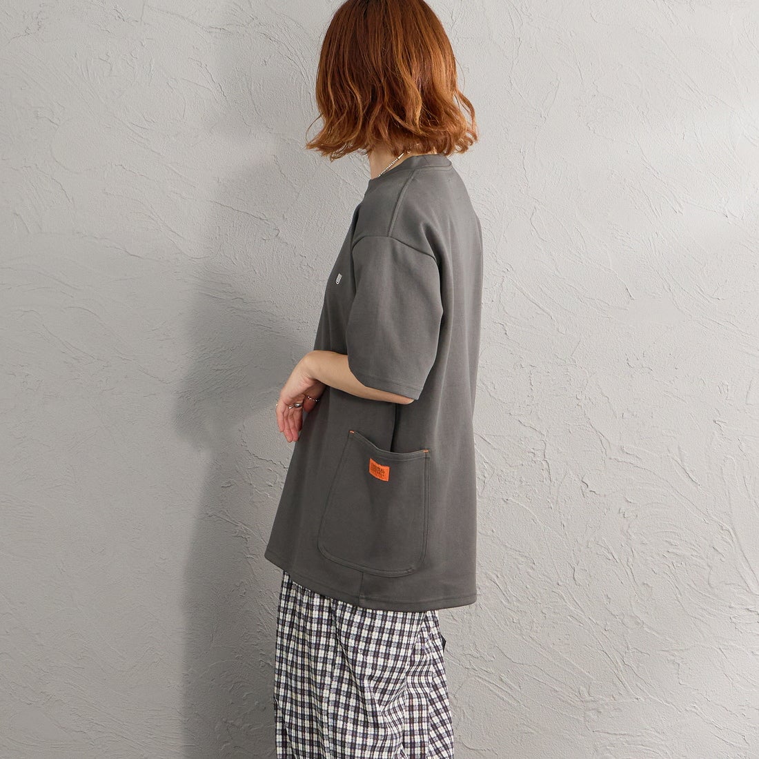 UNIVERSAL OVERALL [ユニバーサルオーバーオール] 別注 ポンチカバーオールTシャツ [U2611279IN-JF] CHARCOAL &&モデル身長：158cm 着用サイズ：S&&