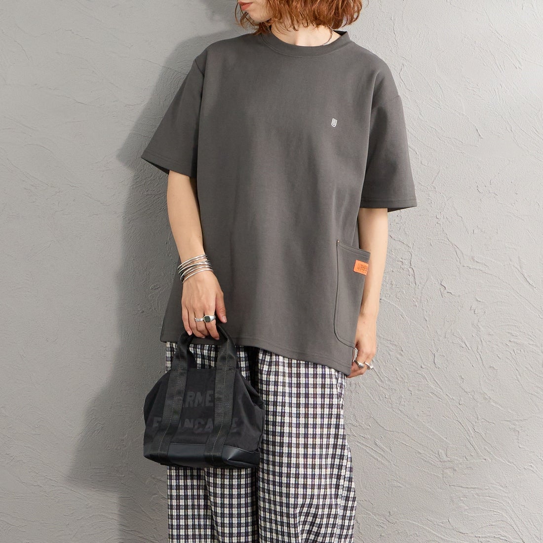 UNIVERSAL OVERALL [ユニバーサルオーバーオール] 別注 ポンチカバーオールTシャツ [U2611279IN-JF] CHARCOAL &&モデル身長：158cm 着用サイズ：S&&