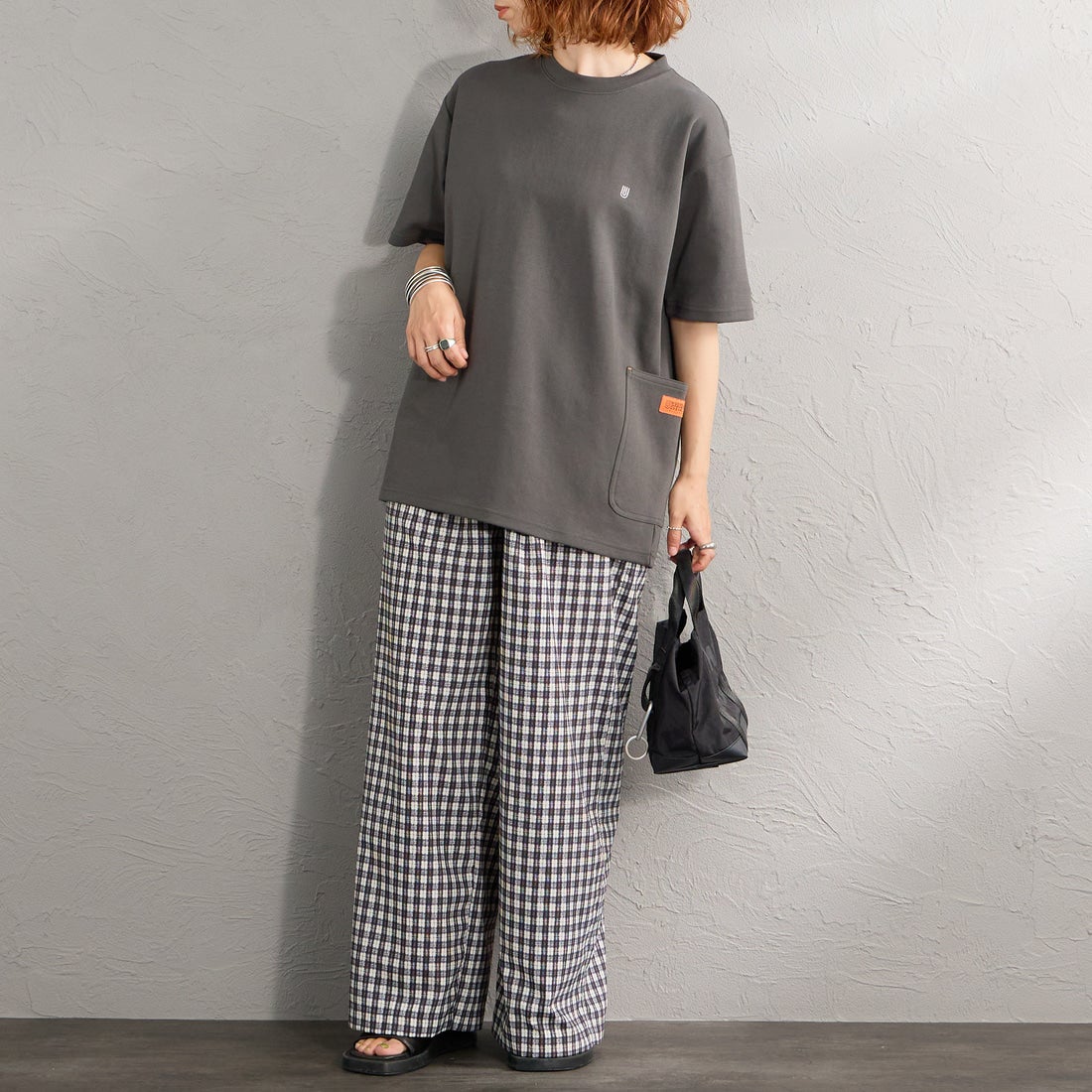 UNIVERSAL OVERALL [ユニバーサルオーバーオール] 別注 ポンチカバーオールTシャツ [U2611279IN-JF] CHARCOAL &&モデル身長：158cm 着用サイズ：S&&