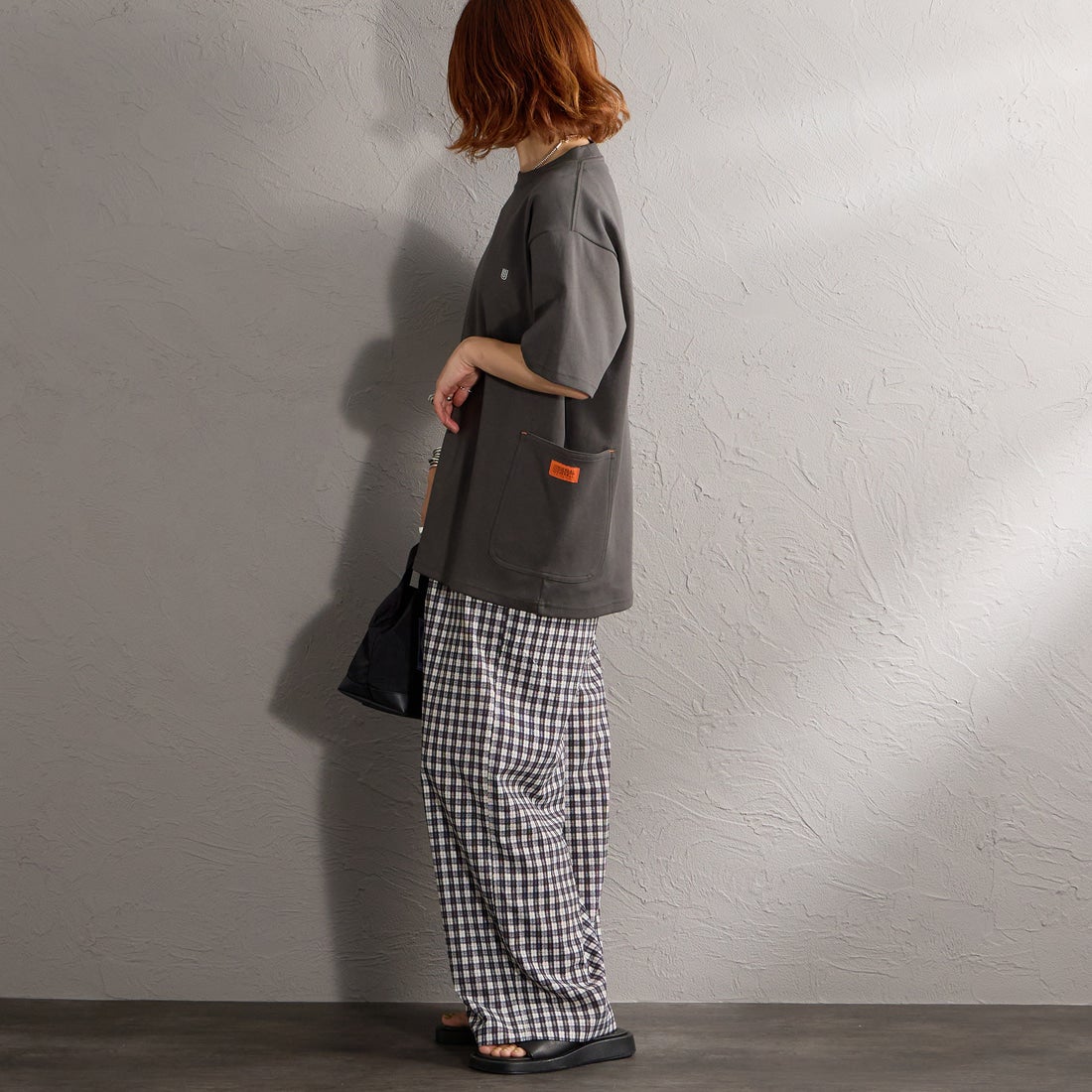 UNIVERSAL OVERALL [ユニバーサルオーバーオール] 別注 ポンチカバーオールTシャツ [U2611279IN-JF] CHARCOAL &&モデル身長：158cm 着用サイズ：S&&